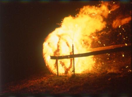 Feuerrad beim Scheibenschlagen